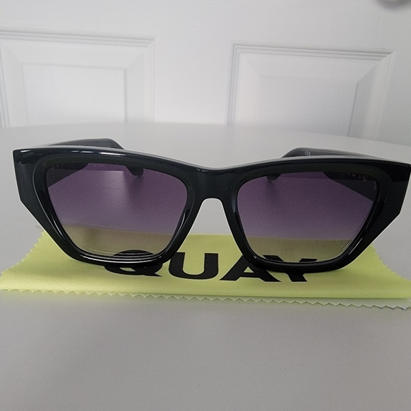 Quay No Apologies Sunglasses - Picture 4 of 7